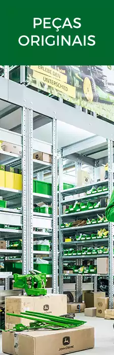 peças John Deere em cima de caixa de papelão e no fundo prateleiras com peças John Deere