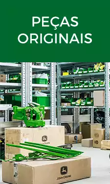 peças John Deere em cima de caixa de papelão e no fundo prateleiras com peças John Deere