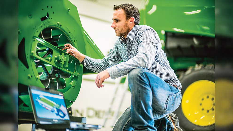 homem fazendo inspeção em maquinario John Deere