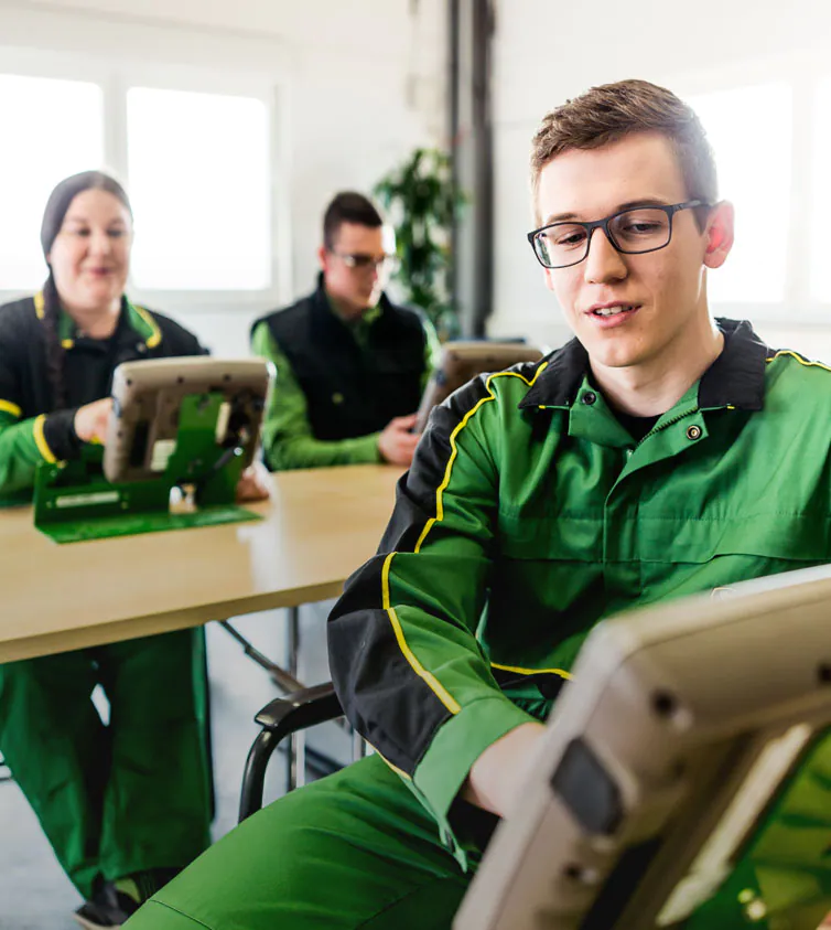 pessoas fazendo um treinamento John Deere