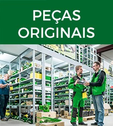 dois homens conversando em frente a pratelheiras com peças John Deere