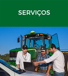 tecnicos John Deere no campo em frente a trator John Deere mostrando dados para cliente