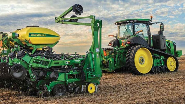 trator e plantadeira John Deere