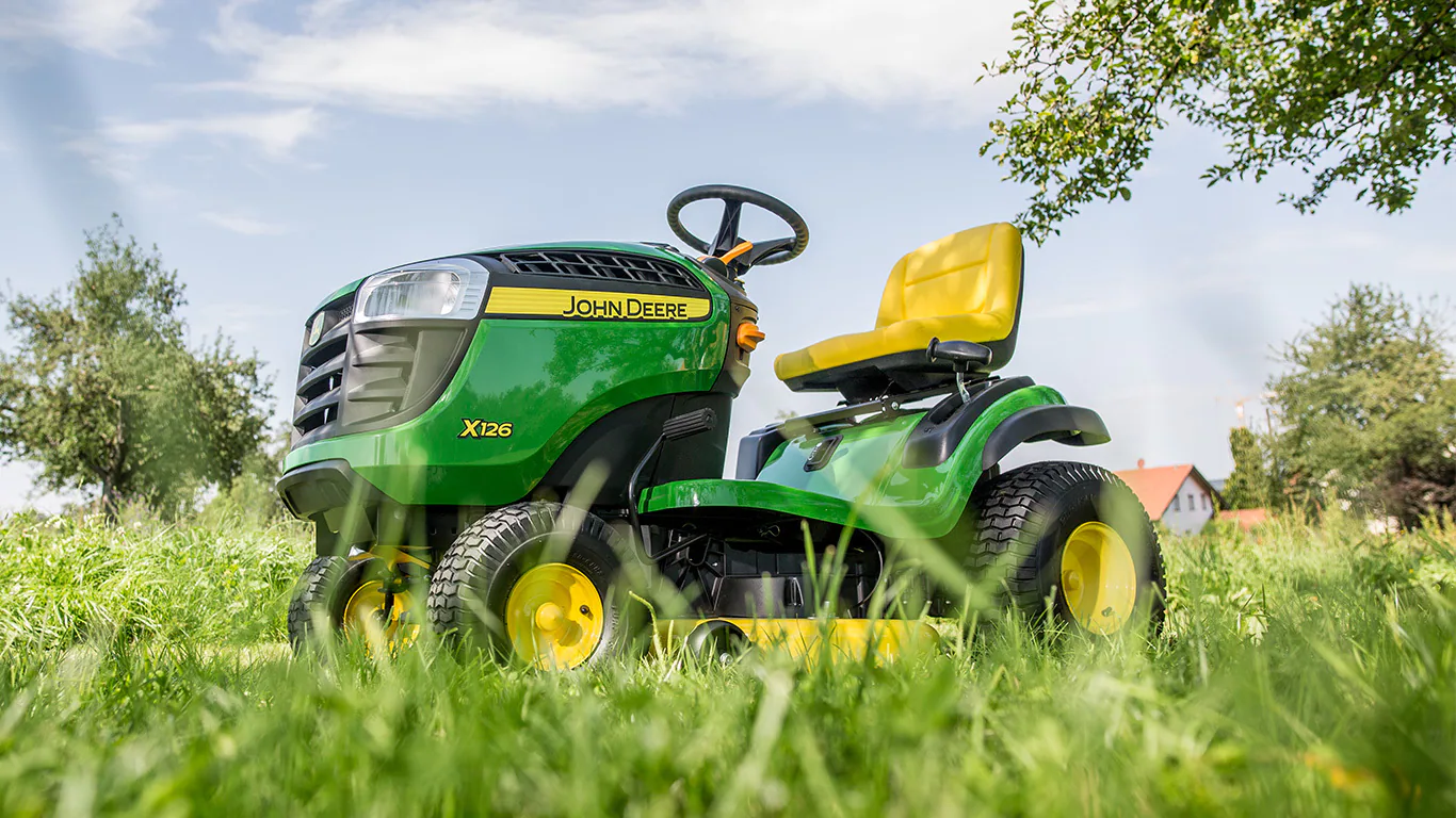 trator John Deere x126 sobre a grama