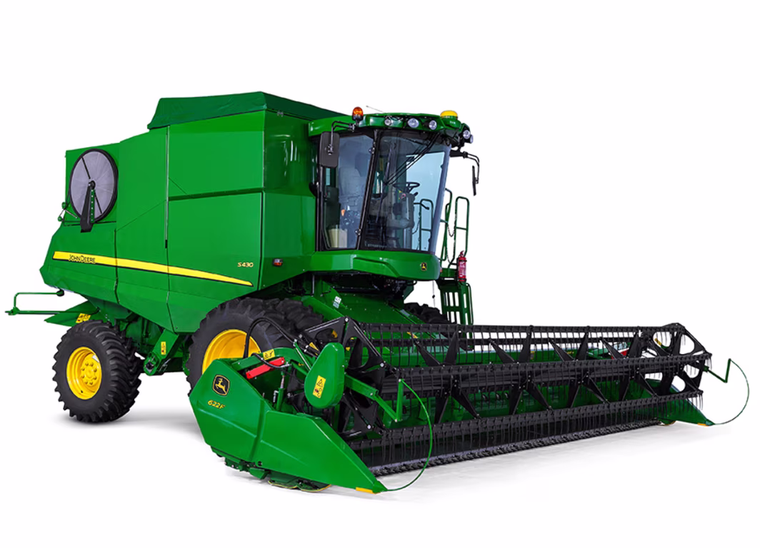 foto com fundo branco de colheitadeira de graos John Deere